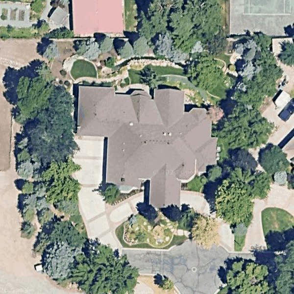Sample roof on aerial imagery, the outline traced in green and the ridges, hips and valleys in blue